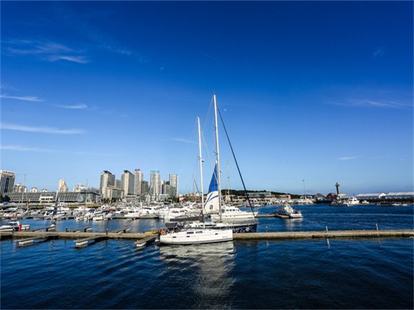 威海刘公岛码头与渡轮海面实拍